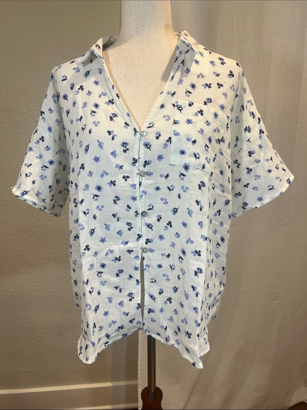 Gilli White 100% Cotton Button-Front Casual Shirt with Blue Floral Print. M